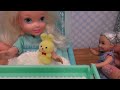 Little Elsa gets a cold ! Elsa & Anna toddlers - Barbie dolls
