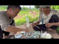老挝老丈人第一次吃中国自热锅，打开瞬间被震撼：不用烧水吃吗？