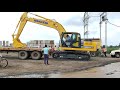 Excavator Unloading from Trailer.   Komatsu PC210-10 New Machine. Excavator Unloading Without Ram.