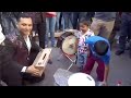niños músicos son sorprendidos por Edwin luna y la trakalosa de Monterrey en la calle