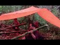 2 days in heavy rain//built a warm shelter from bamboo