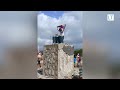 Derriban estatua de Hugo Chávez en protesta por resultados que dieron como vencedor a Maduro