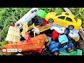 Membersihkan Mainan Mobil Balap, Dump Truk, Kereta Api, Forklift, Truk Sampah, Traktor, Truk Molen
