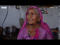 Salt Workers : जो ज़िंदगी भर नमक बनाते हैं, मरने पर उन्हें जलाते हैं तो पैर तक नहीं जलते (BBC Hindi)