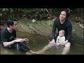 Mandi bersama keluarga di sungai cina