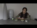 Julia Kang laat het verschil zien tussen groene thee in een theezakje en groene thee in poedervorm