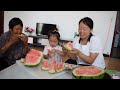 【短视频】孩子们给太姥送鸡吃，太姥摘一个大西瓜，重量十几斤，好吃吗