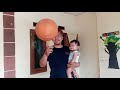 Trik memutar bola basket di jari sambil gendong anak !!