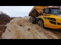 Отсыпка первого слоя дороги на подъем к кусту самосвалами Volvo A35