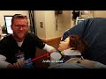 Chica anestesiada pone rojo de vergüenza a su enfermero