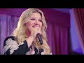 Kelly Clarkson Performs First Dance at Wedding
