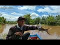 Gila bener!!! Mancing di Sungai saat banjir besar malah diserang rombongan ikan ganas