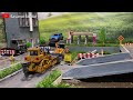 Membersihkan Batu Yang Berserakan Dijalan Raya Dengan Bulldozer Dan Loader RC || Diorama Konstruksi