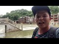 鳳凰古城發大水，拱橋淹在洪水中。一大排空店租不出去，成了蚊子館