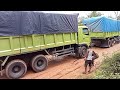 The tense moments of the orange Fuso 6x4HD 220ps truck with a load of palm oil collapsed