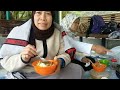 Menikmati Soto Ayam Bersama Teman-Teman Saat Liburan