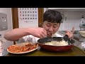 떡만두국에 칼국수까지 김치 진짜 야무지다 밥도 말아 먹습니다 어느덧 서른살..! 먹방MUKBANG