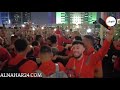 لاعبي المنتخب المغربي محتفلين مع الجماهير أمام إقامة الأسود بقطر