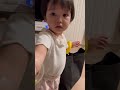 女兒小莫［育兒日常］妹妹看到袋子裡面很多衣服，直接就要拆包了。1y7m22d