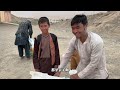 中國愛心5吨面粉抵達阿富汗，70歲老奶奶哭訴求助，送上面粉幫助讓難民告別饑餓