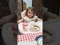 Julia comendo pastel com a Família