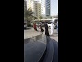 حسين شمشون العرب يقوم بسحب باص بالأسنان