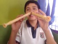 Niño toca dos flautas con la nariz