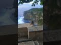 Hati-hati dengan monyet-monyet yang suka mengambil barang-barang anda saat di Pura Uluwatu.