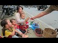 Single mother harvests Taiwanese berries Goes to market sell, two sister feed the pigs with bran.