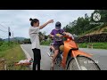 A 17-year-old single mother sells jackfruit to buy medicine for her sick child / Lý Tiểu Cú