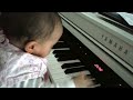 4 months old baby plays the piano