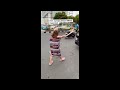 AKSI LUCU DUA IBU IBU GEGERKAN JALAN RAYA !! Funny Comedy Videos