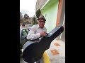 Millonario regala guitarra de $30,000 pesos a músico de la calle honesto.