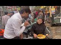 पति के देहांत के वजह से खुद Heart Patient सड़क पर बेच रही Rs50 में Chicken Paratha और Mutton