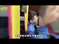 【中文字幕】學生搭九巴唔肯戴口罩 乘客不滿圍住狂鬧｜Channel C HK