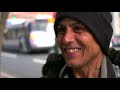 Бездомный парень находит на улице чек, который меняет его жизнь