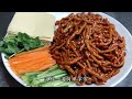 How to make shredded pork in Beijing sauce smooth and tender? The chef teaches you the skills