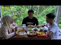 hujan deras di kampung | makan nasi pecel di teras belakang bersama keluarga, masakan desa