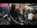 人生初のモーターサイクルショーに参加した外国人のバイク女子が大興奮！