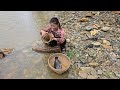 Vietnamese girl alone uses bamboo basket to catch big fish for a living 13 - ha thi muon