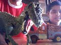 Abinadabe fugindo do Dinossauro com carrinhos parte 2