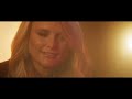 Drowns the Whiskey (feat. Miranda Lambert) (Music Video)