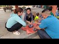 Single mother: Harvesting clams to sell - cooking nutritious porridge for her children - daily life