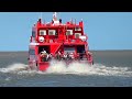 Tàu Cao Tốc Hai Thân Tăng Tốc Mạnh Mẽ Ngoài Cửa Biển | Catamaran accelerates strongly