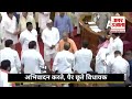 Yogi Adityanath in UP Vidhan Sabha: योगी का दिखा दम, MLA ने एक एक कर छुए पैर | UP Monsoon Session