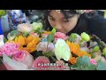 妹子房车自驾来到亚洲最大花卉市场，花100元能买多少鲜花？便宜的不想走