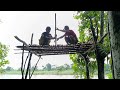 Camping hujan deras - membangun rumah pohon pinggir sungai besar