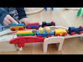 Eisenbahn für Kinder: Zählen lernen mit Zügen der Holzeisenbahn und Autos