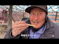 山东75岁老汉喝早酒，吃2元猪血豆腐，喝一元一瓶的酒，真幸福