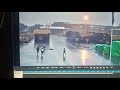 Video CCTV orang tersambar petir saat gunakan HT, pas hujan.....